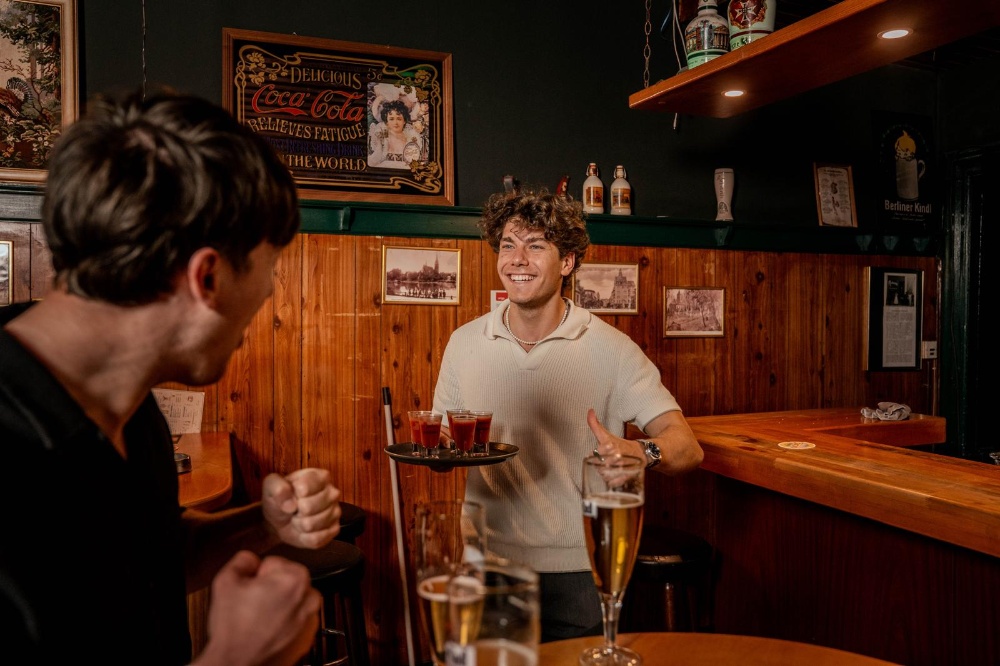 Kellner mit Tablett Mexikaner-Shots in der Gaststube